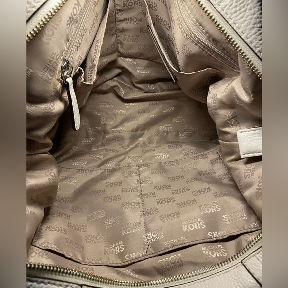 Beautiful White Leather Michael Kors Shoulder Bag in Excellent Condition - Picture 10 of 12